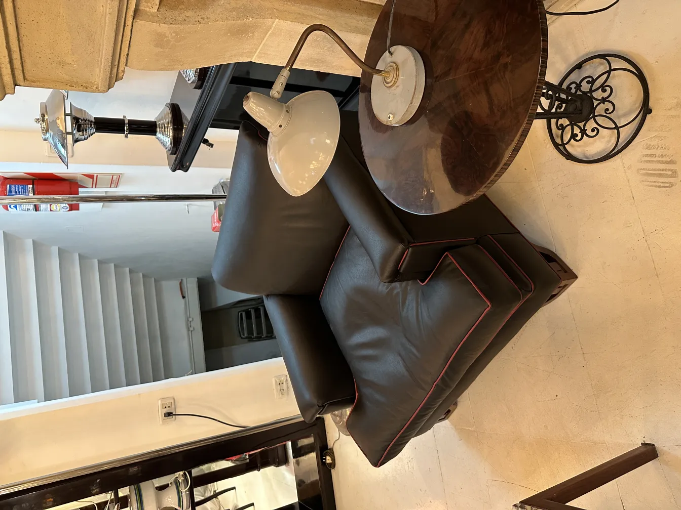 antigua lámpara de mesa con un diseño elegante, en una sala acogedora