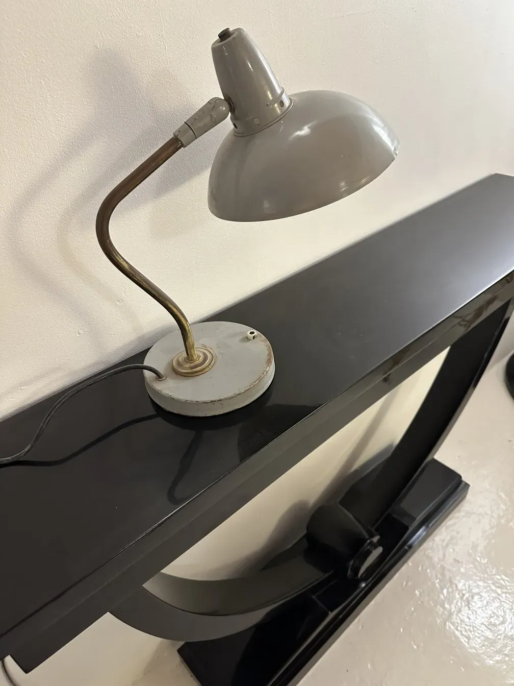 Antike Tischlampe von Serge Mouille mit verstellbarem Arm und industriellem Design in modernem Umfeld.