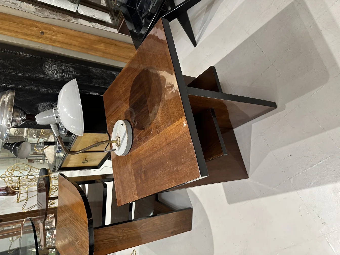 luminária de mesa antiga com base branca e sombra brilhante