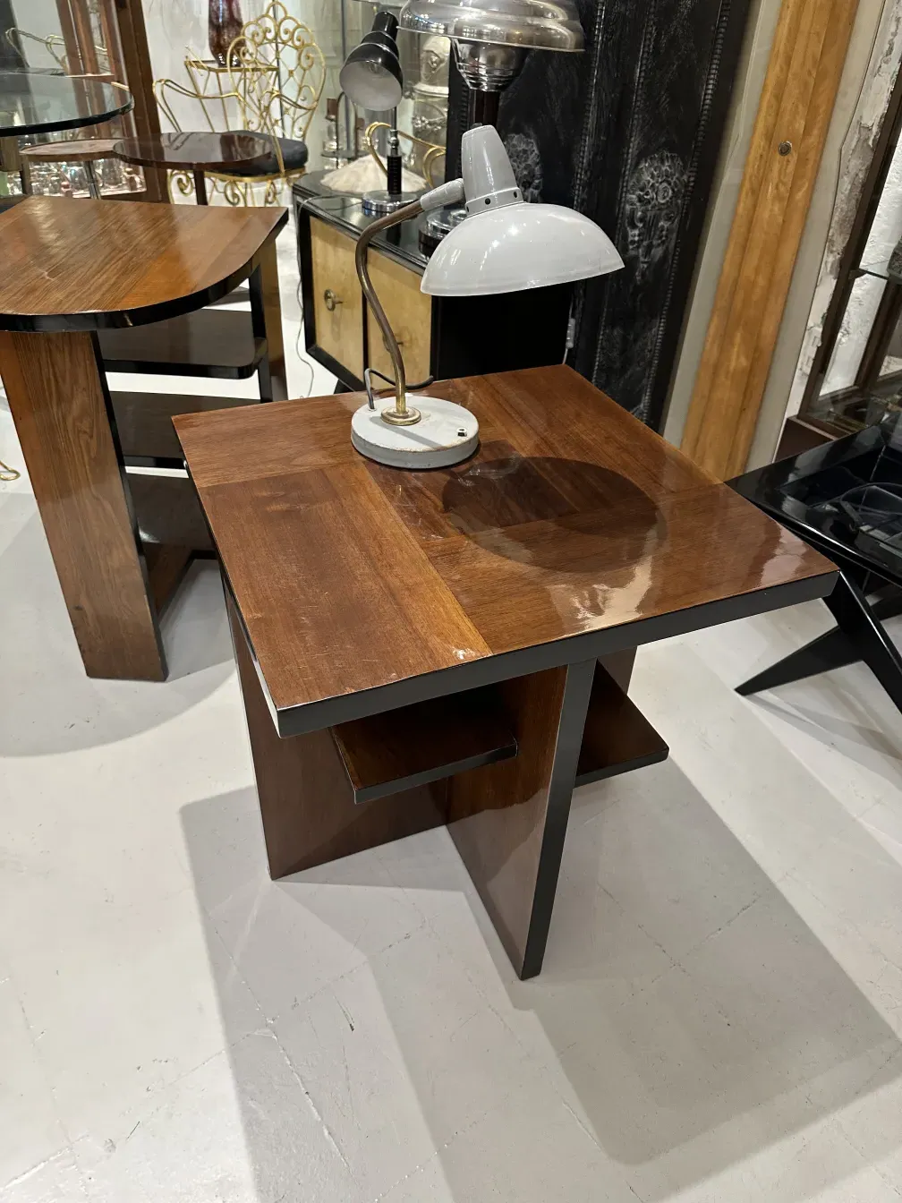 lampara de mesa antigua de escritorio con luz blanca, en ambiente elegante