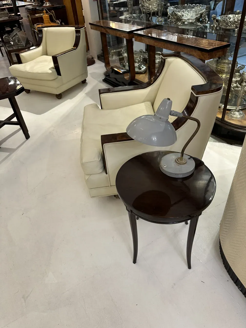 lampara de mesa antigua de Serge Mouille en un entorno elegante