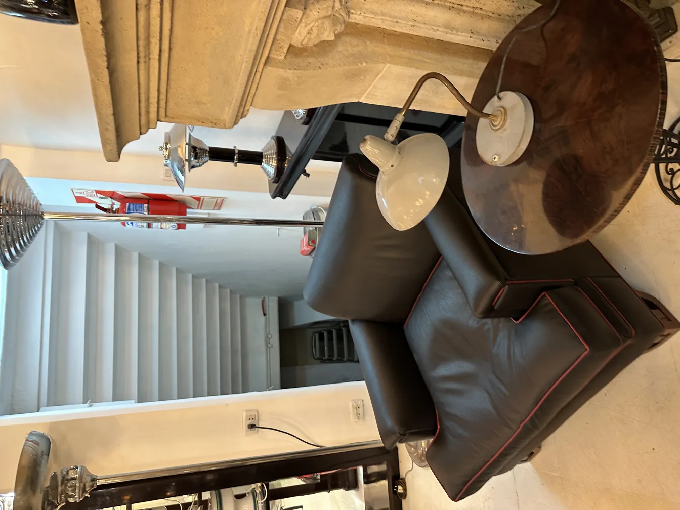 antike Tischlampe in einem modernen Raum, verstellbarer Arm