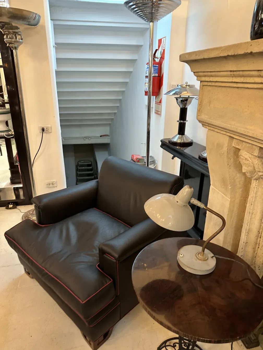 lampada da tavolo antica grigia su tavolo rotondo, ambiente elegante