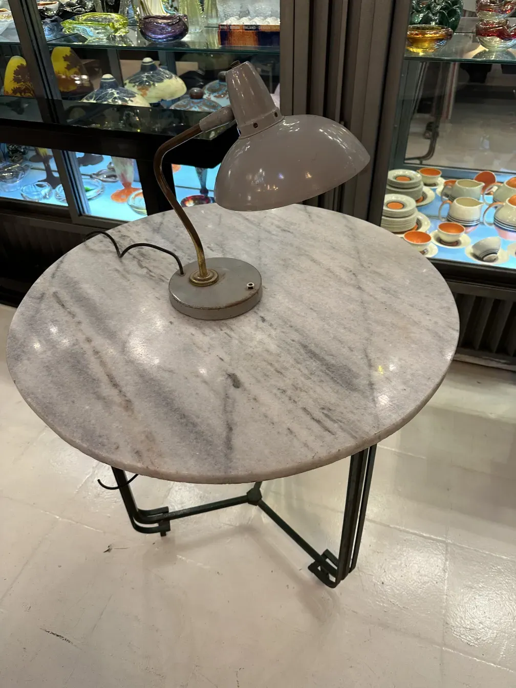 Antike Tischlampe von Serge Mouille in stilvollem Ambiente