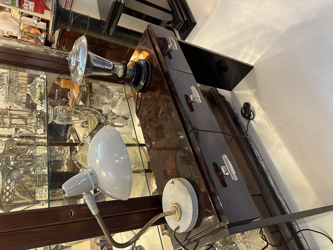 Antica lampada da tavolo con design classico, perfetta per scrivanie, in un ambiente rétro.