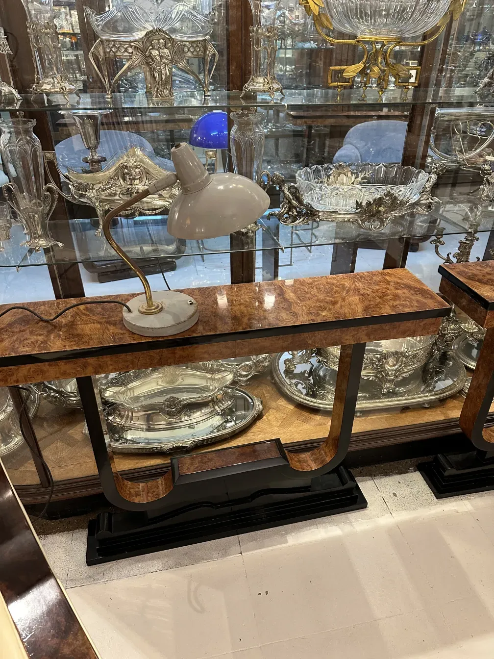 Lámpara de mesa antigua con base dorada, iluminando un ambiente elegante con detalles modernos.