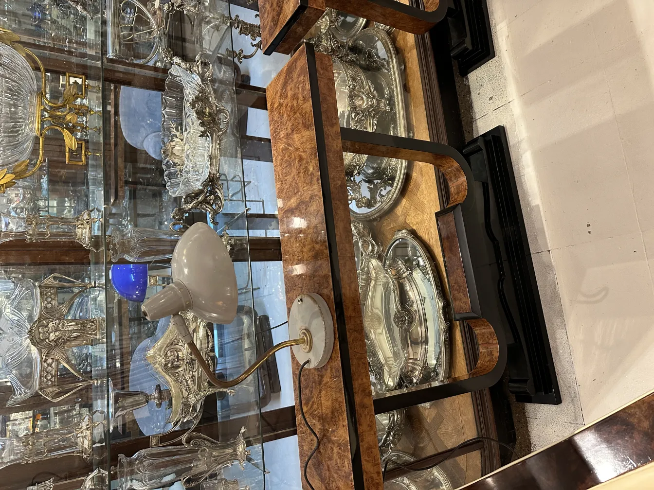 lampe de bureau ancienne avec design élégant et base stylisée, parfaite pour la décoration