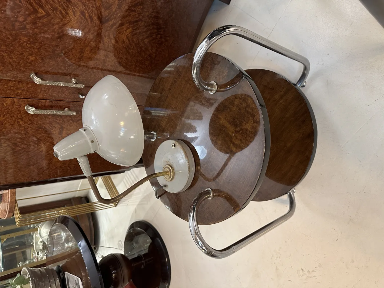 luminária de mesa antiga com cúpula branca em ambiente elegante