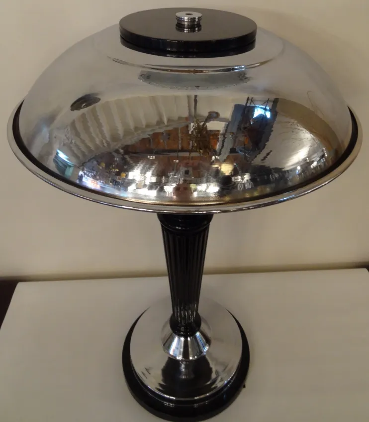 Lampada da tavolo antica con base nera e paralume lucido