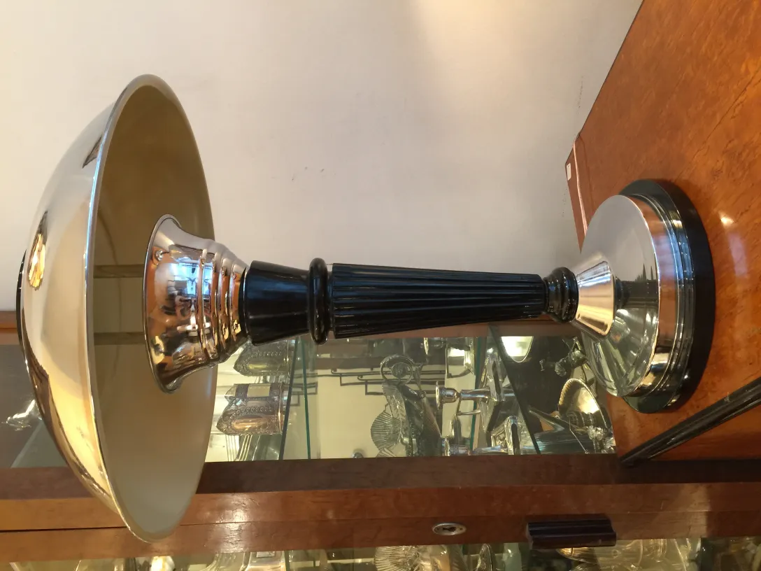 مصباح طاولة قديم بقاعدة لامعة