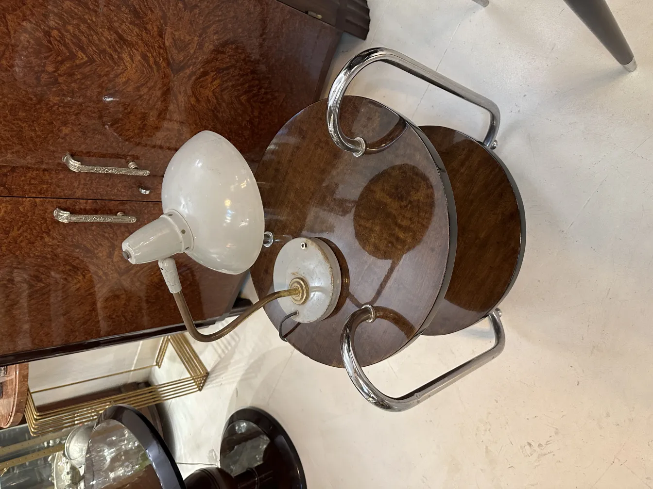 alte Tischlampe mit runder Basis in einer eleganten Umgebung