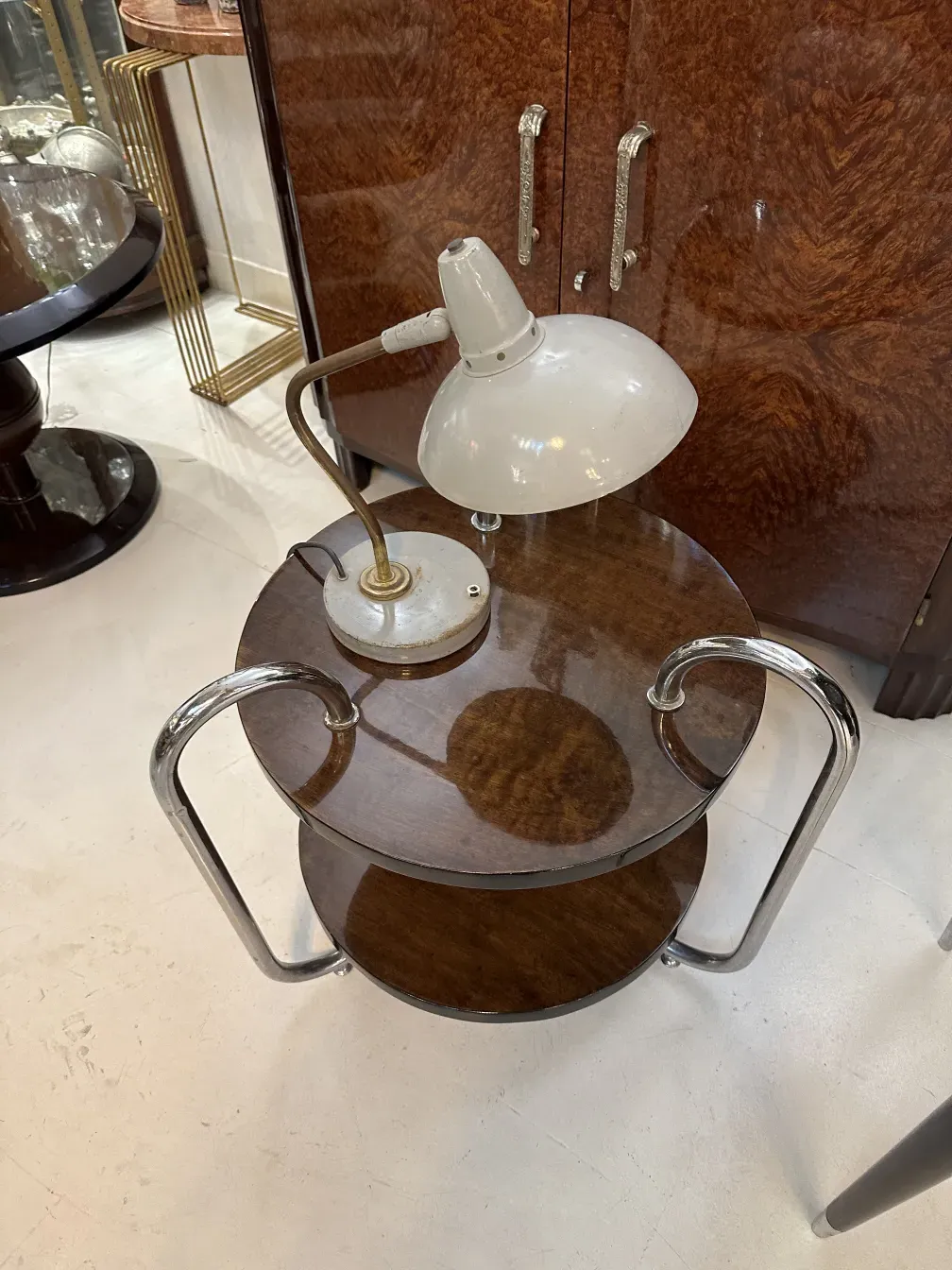 Lampe de bureau antique avec design de Serge Mouille, parfaite pour les environnements élégants. Base ronde avec des détails métalliques.