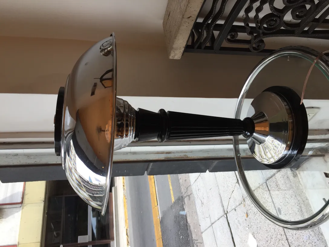 table lamp antik berkilau dengan dasar dan shade modern, lingkungan netral