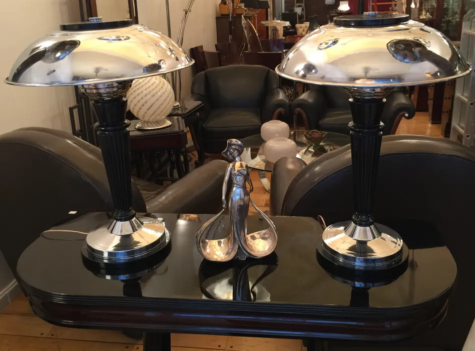 黒いテーブルの上にエレガントにデザインされた2つの古いテーブルランプ、光沢のあるシェード付き