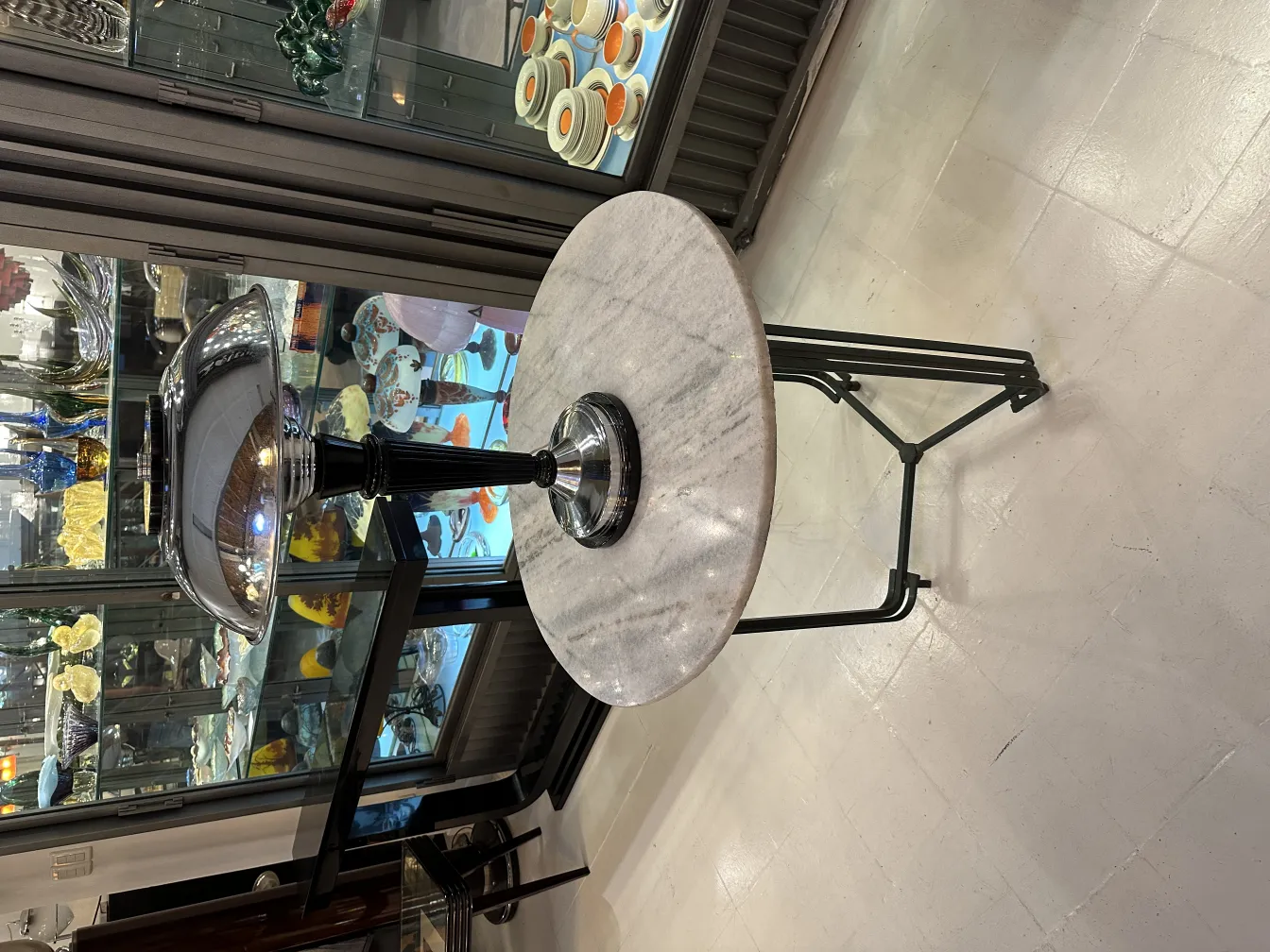 lampada da tavolo antica elegante con base nera e piano in marmo in un ambiente accogliente