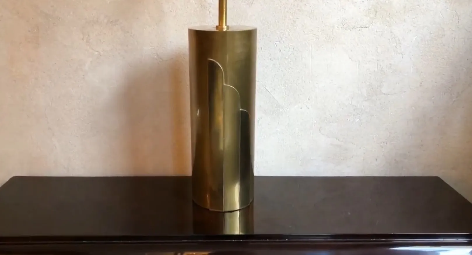 lampara de mesa antigua dorada con forma elegante