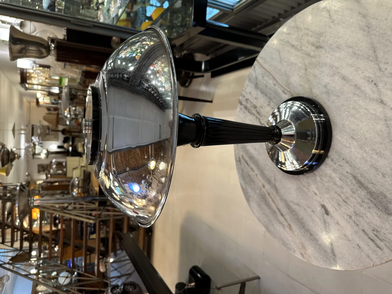 Lampe de bureau ancienne avec finition brillante, ambiance chaleureuse.