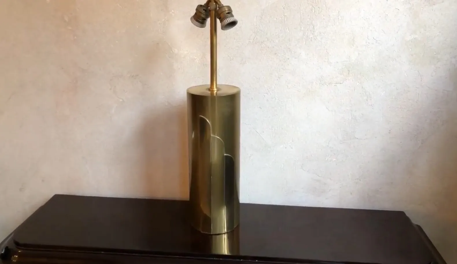 antike tischlampe mit zylindrischem sockel und zwei glühbirnen, warme atmosphäre