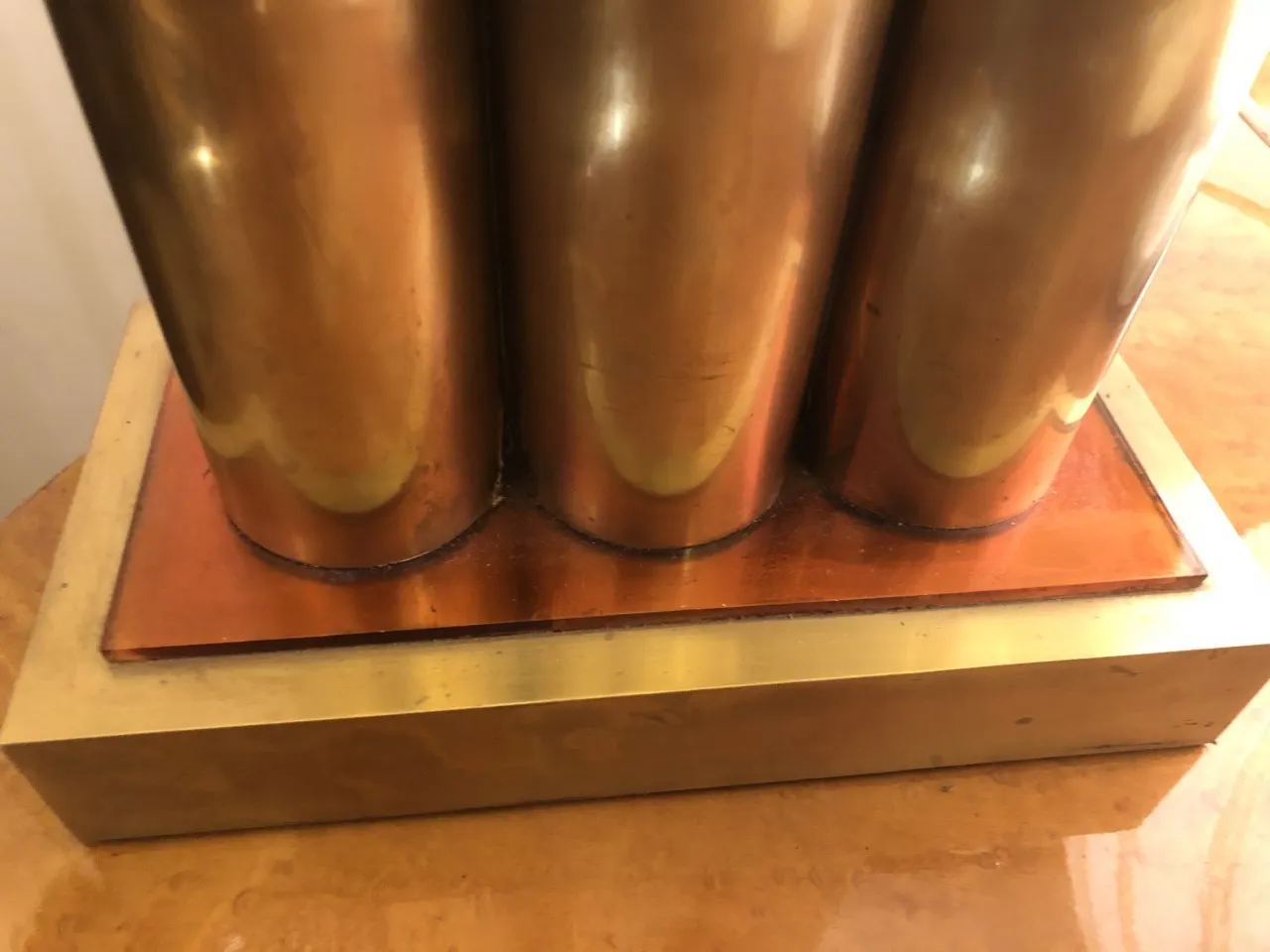 مصباح طاولة عتيق مع قاعدة لامعة، شكل اسطواني