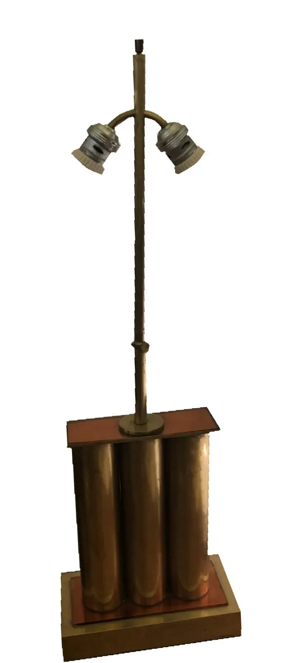 lampe de bureau ancienne avec deux abat-jours dans un cadre chaleureux