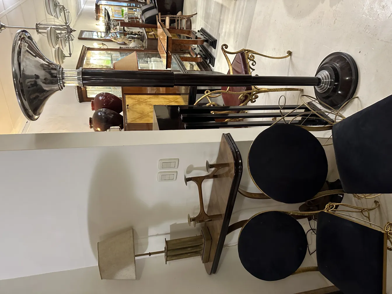 lampe de bureau antique avec base élégante dans un cadre classique