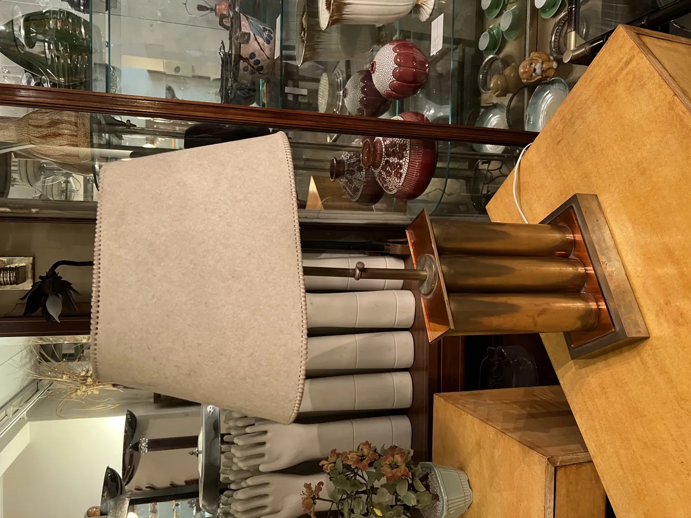 Lámpara de mesa antigua con una pantalla clara, entorno vintage