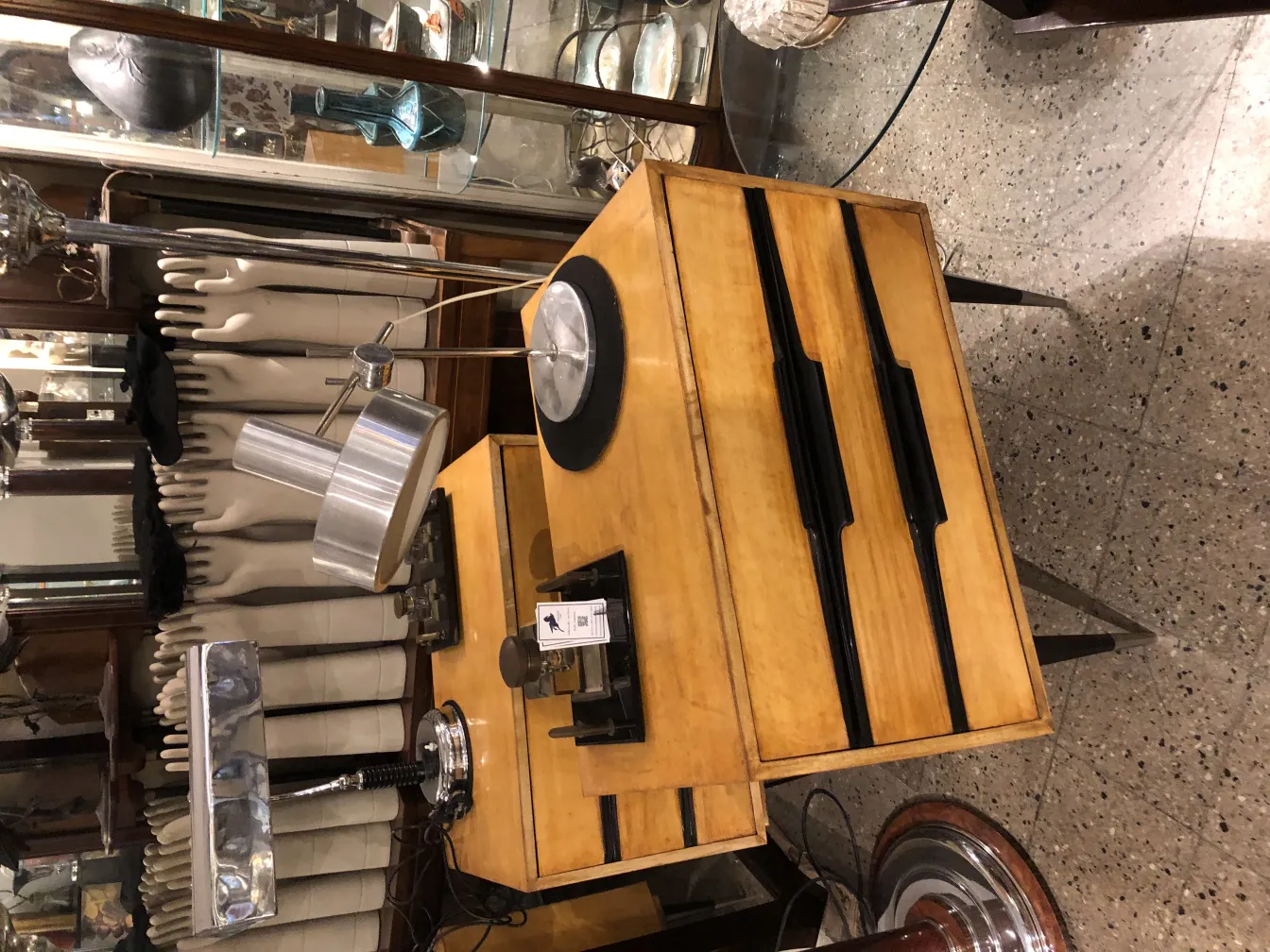 Antike Tischlampe mit eleganter Form und silberner Farbe, umgeben von anderen Gegenständen