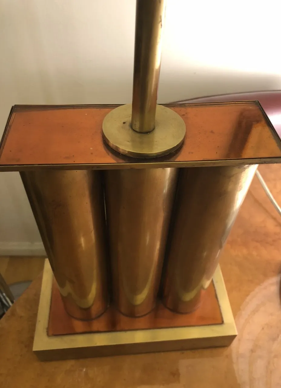 lampara de mesa antigua con diseño elegante y base mosáica, ambiente cálido