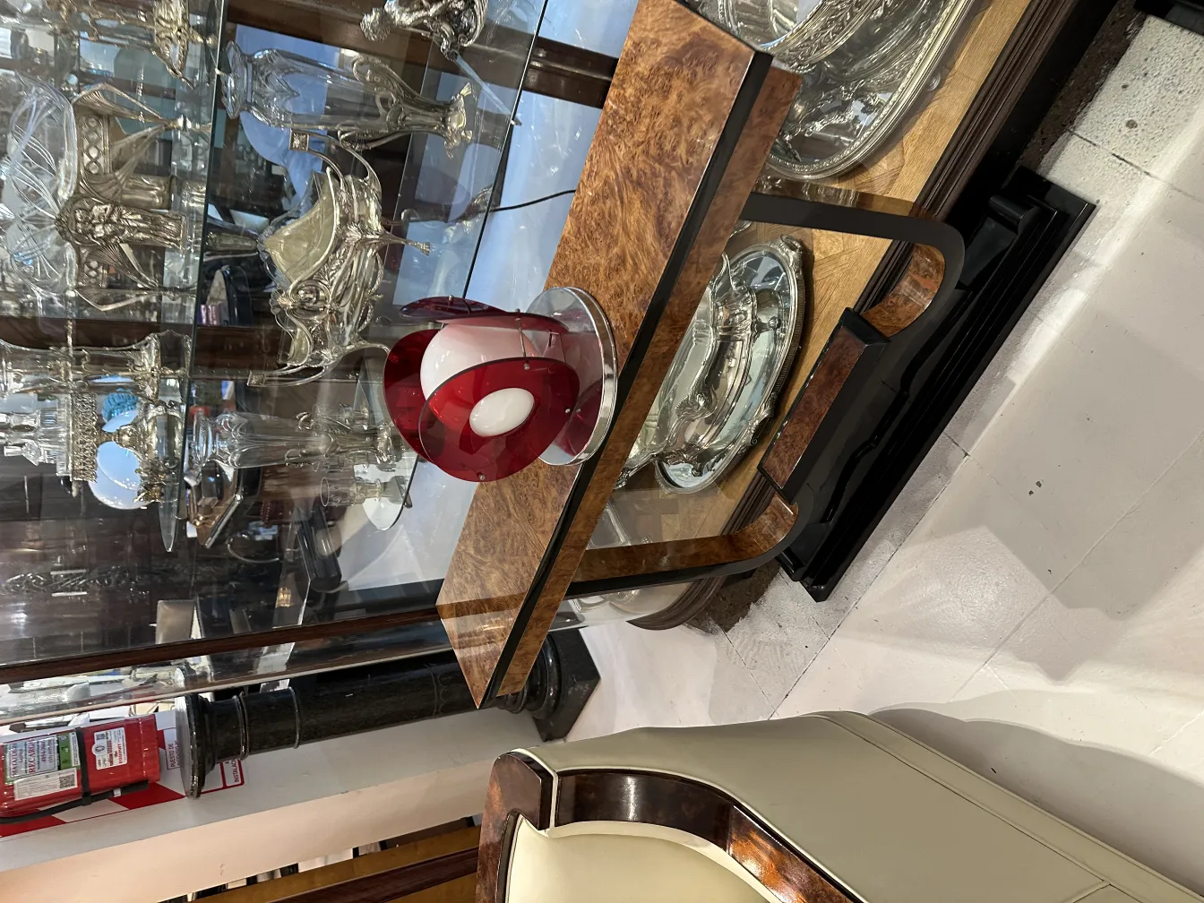 Lámpara de mesa antigua con luz en ambiente elegante.