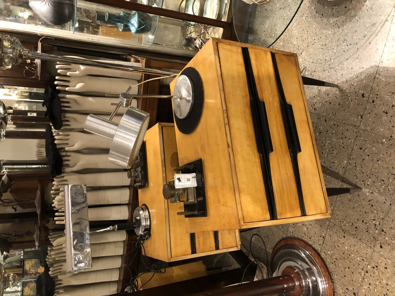 مصباح طاولة قديم على طاولة مع أدراج