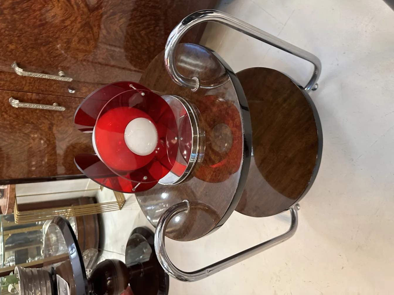 Lampada da tavolo antica a forma di fiore rosso con base trasparente