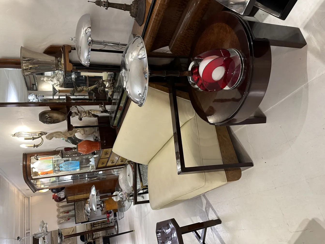 lampe de bureau ancienne élégante dans une pièce au décor vintage