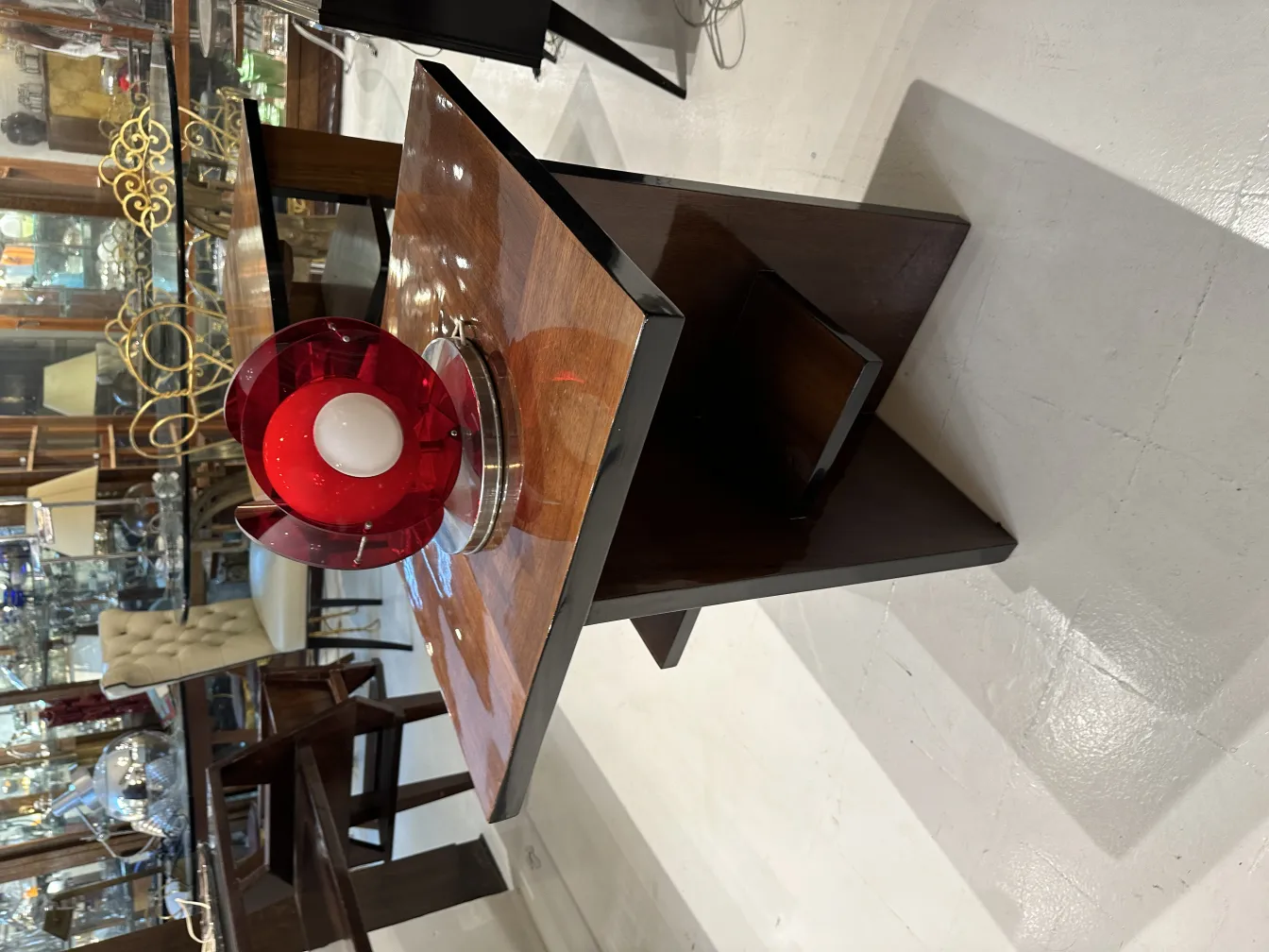 Antiga luminária de mesa vermelha com design atraente em ambiente decorativo.