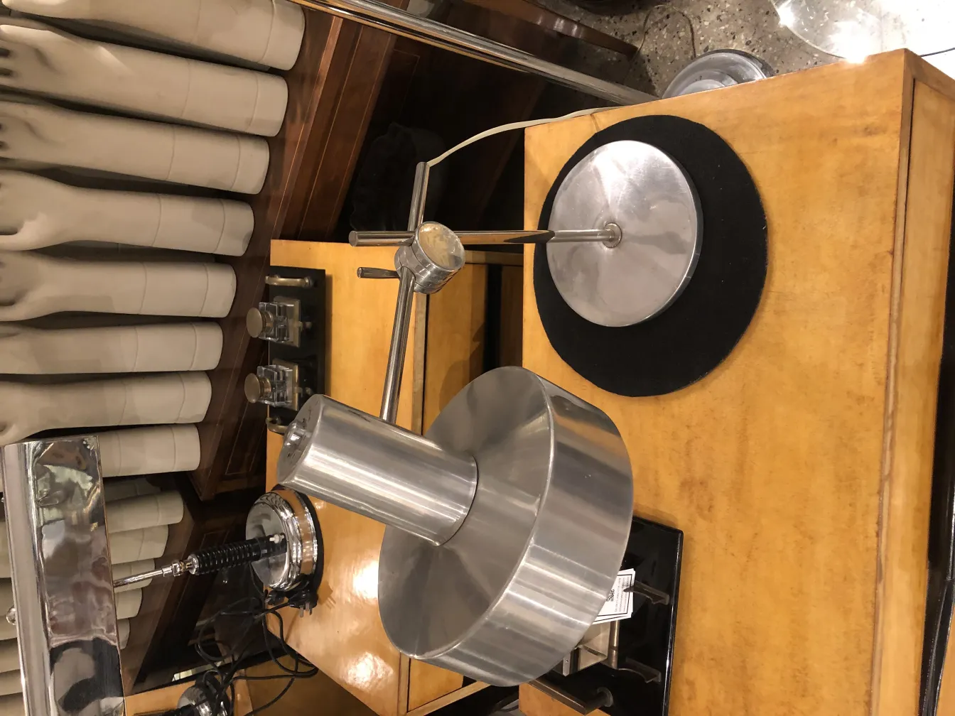 lampe de bureau ancienne avec design unique, ambiance élégante