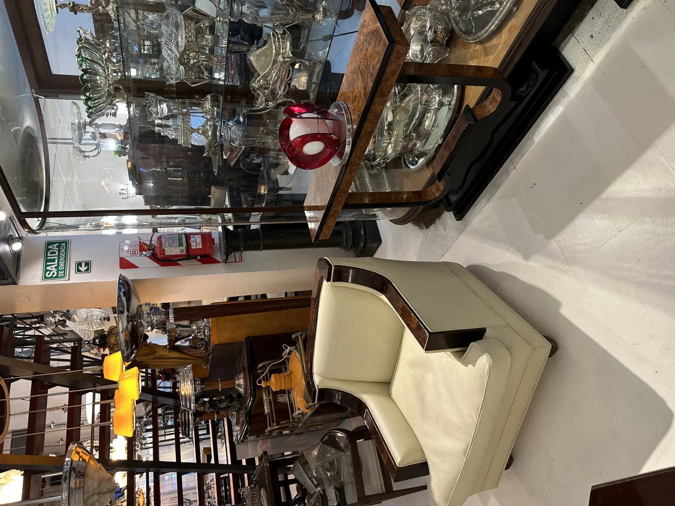 lampada da tavolo antica con design elegante, circondata da accessori