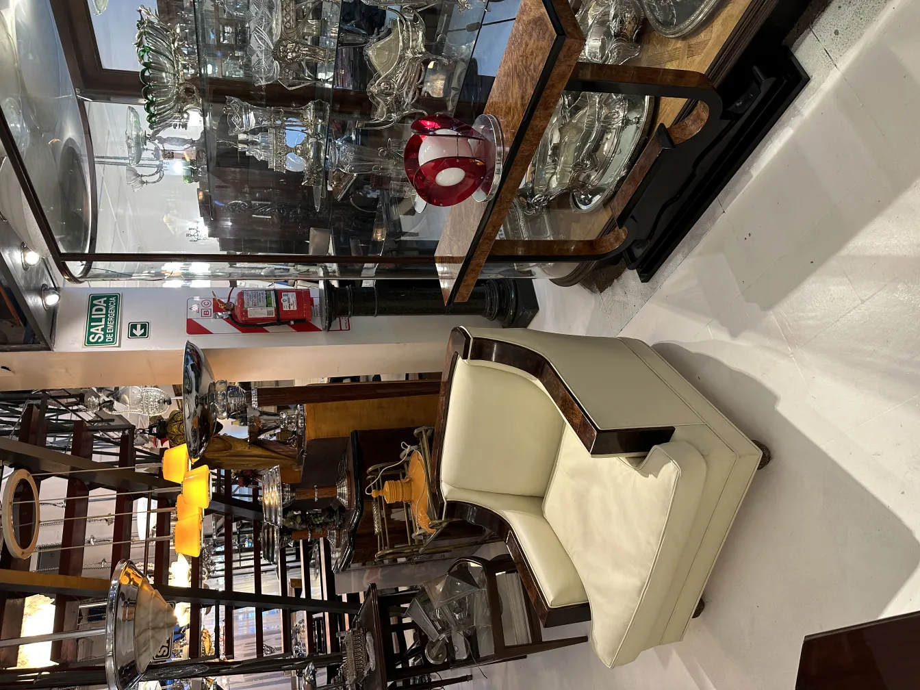 古董檯燈放置在木桌上，環繞著優雅的古董和柔和的燈光的裝飾環境