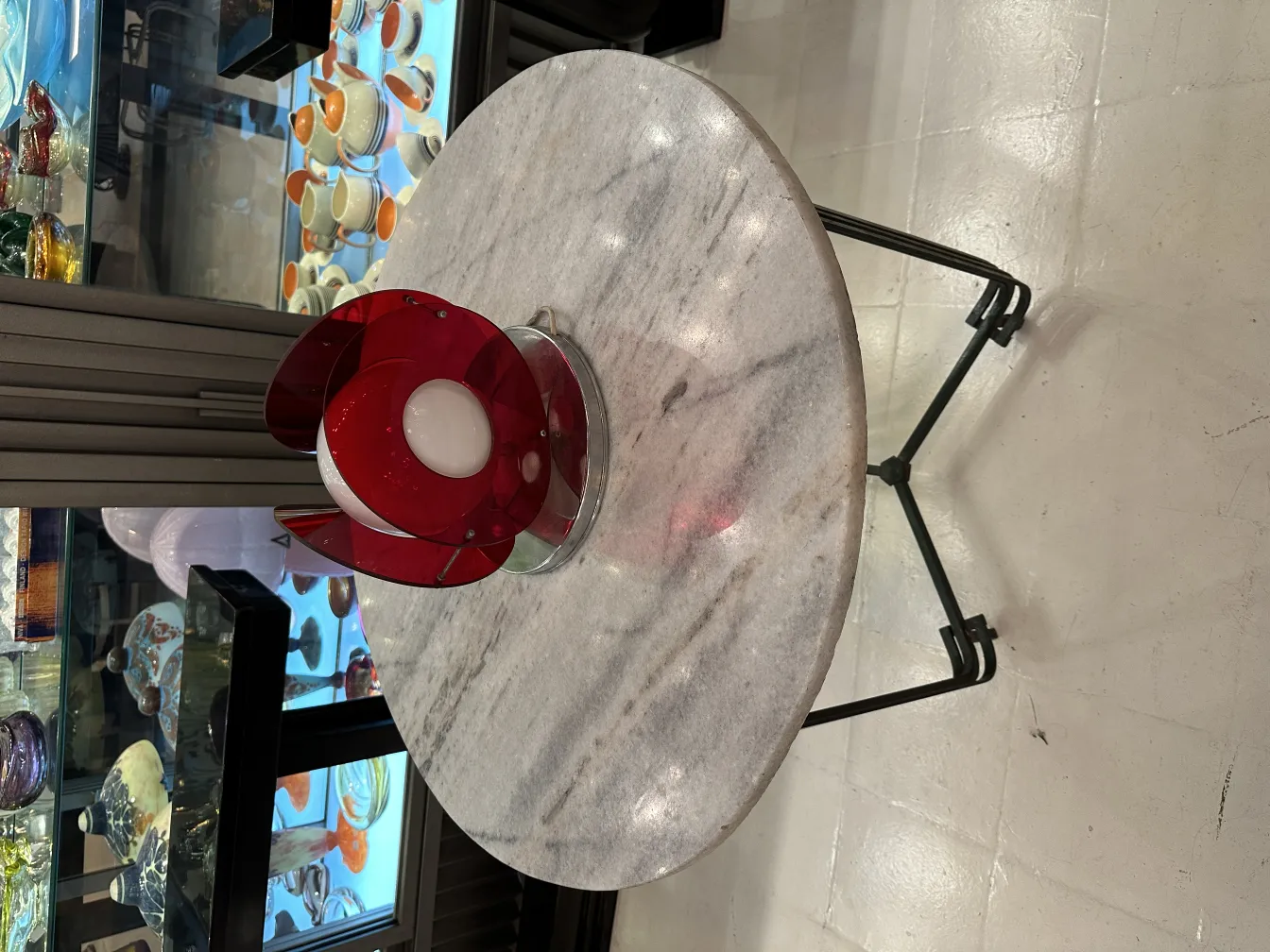 Eine antike Tischlampe mit dekorativem Design und Licht