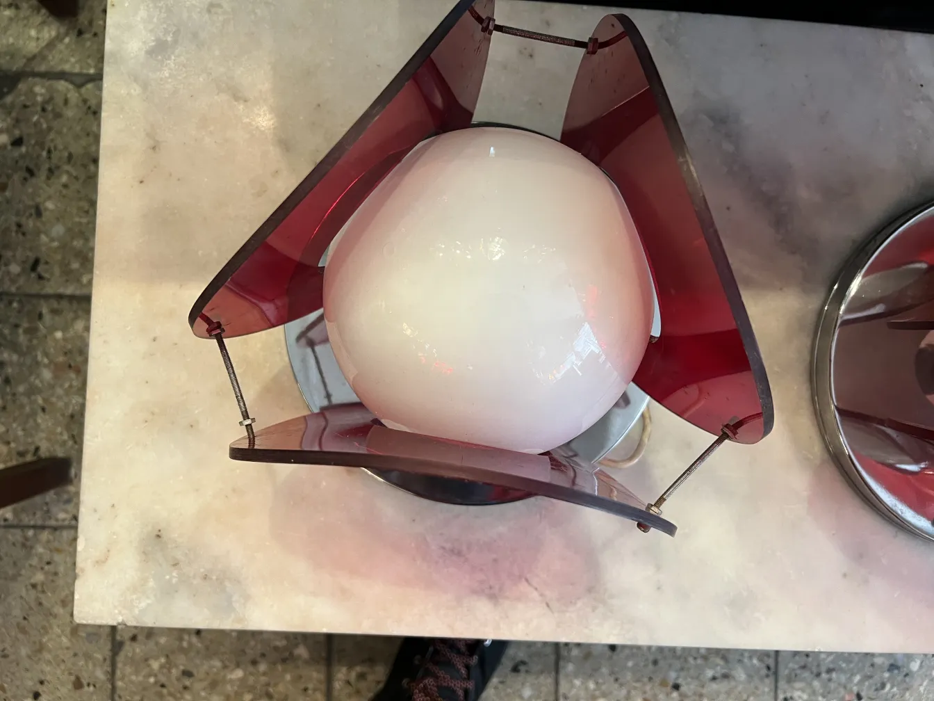 Antike Tischlampe mit sphärischem Licht, gemütliche Atmosphäre