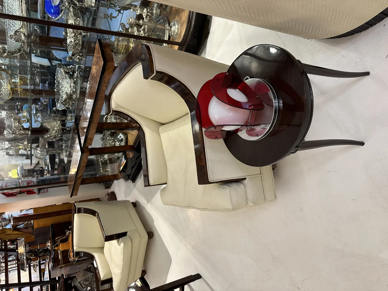 antike Tischlampe auf einem Holztisch in elegantem Ambiente