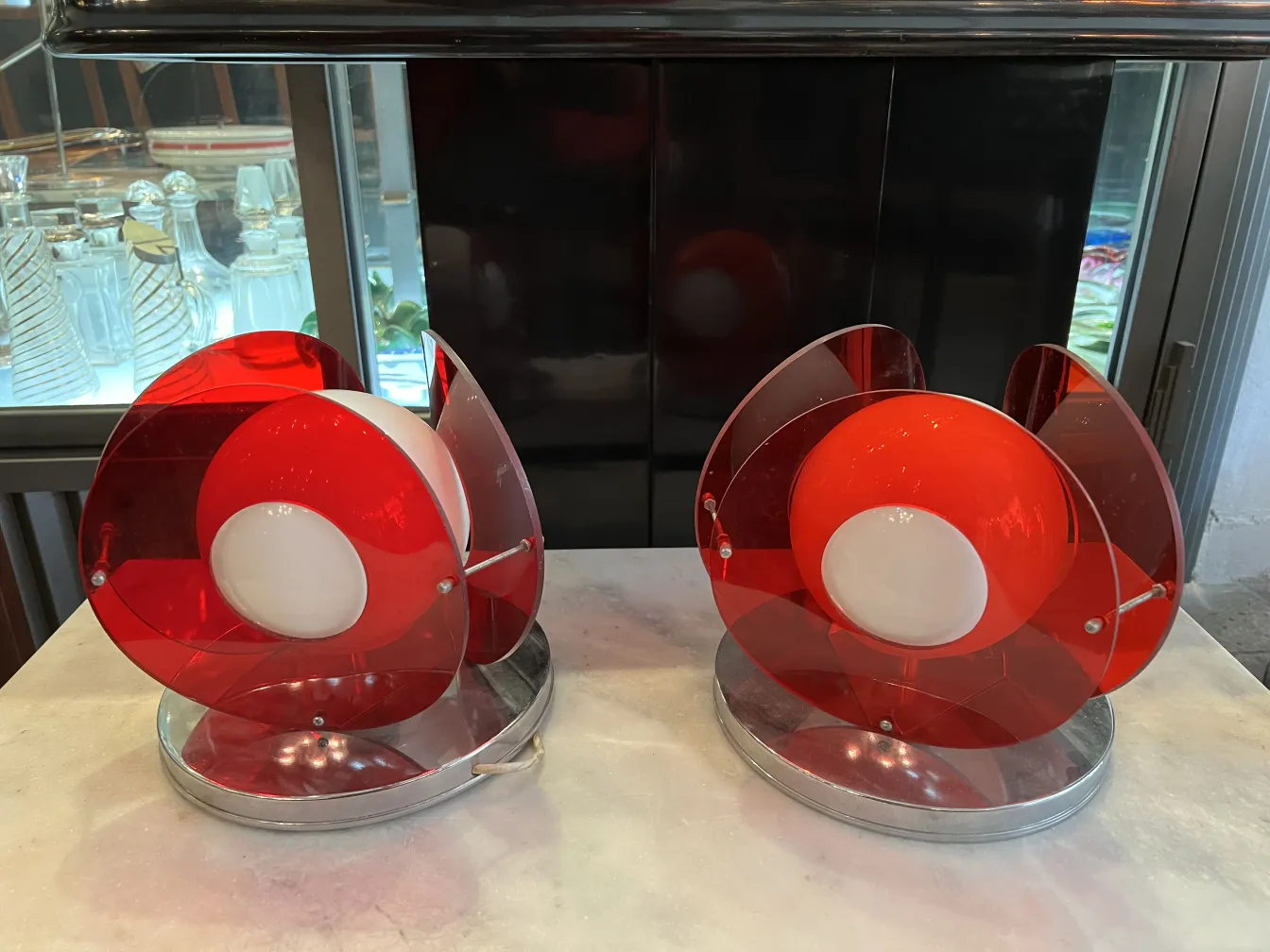 lampe de bureau ancienne avec abat-jour rouge et blanc, ambiance colorée