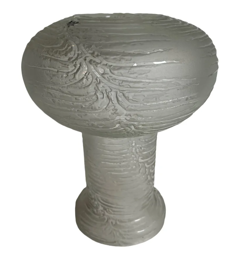 antigua lámpara de mesa con forma única y decorativa