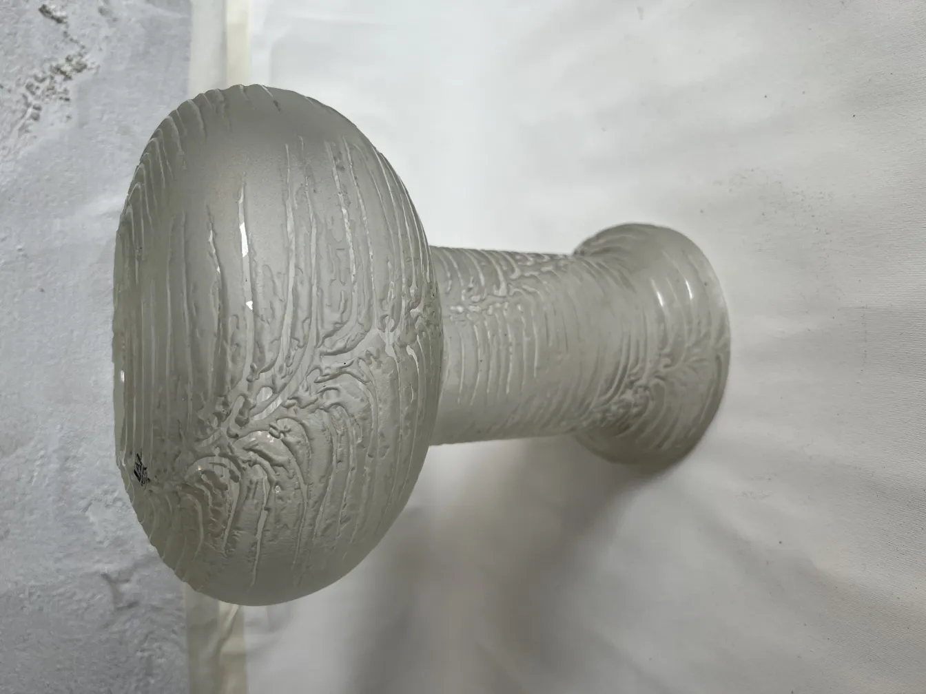 Lampada da tavolo antica con dettagli grigi, in un'atmosfera minimalista.