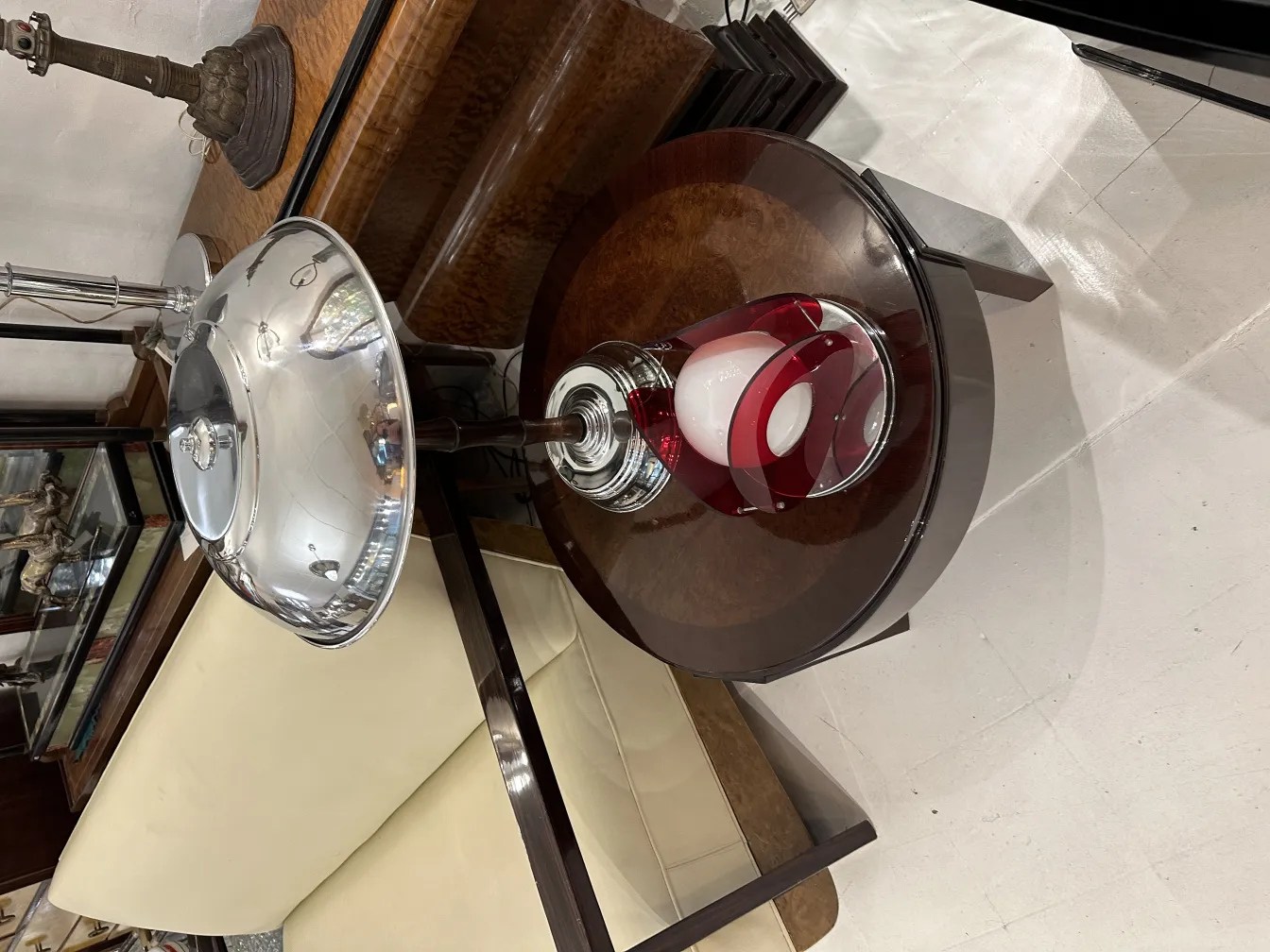 luminária de mesa antiga com um design elegante e sombra vermelha, em um ambiente aconchegante