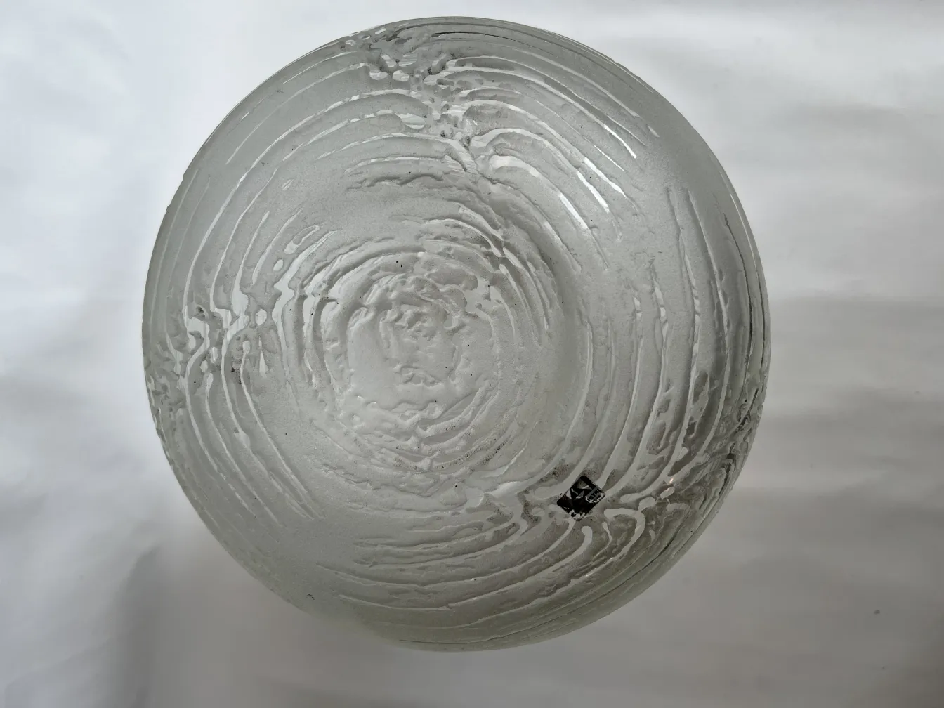 Luminária de mesa antiga com design circular e base de vidro, em um ambiente vintage