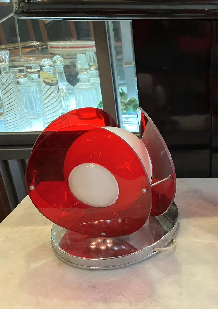 円形の古典的なテーブルランプ、鮮やかな色合い、エレガントな空間