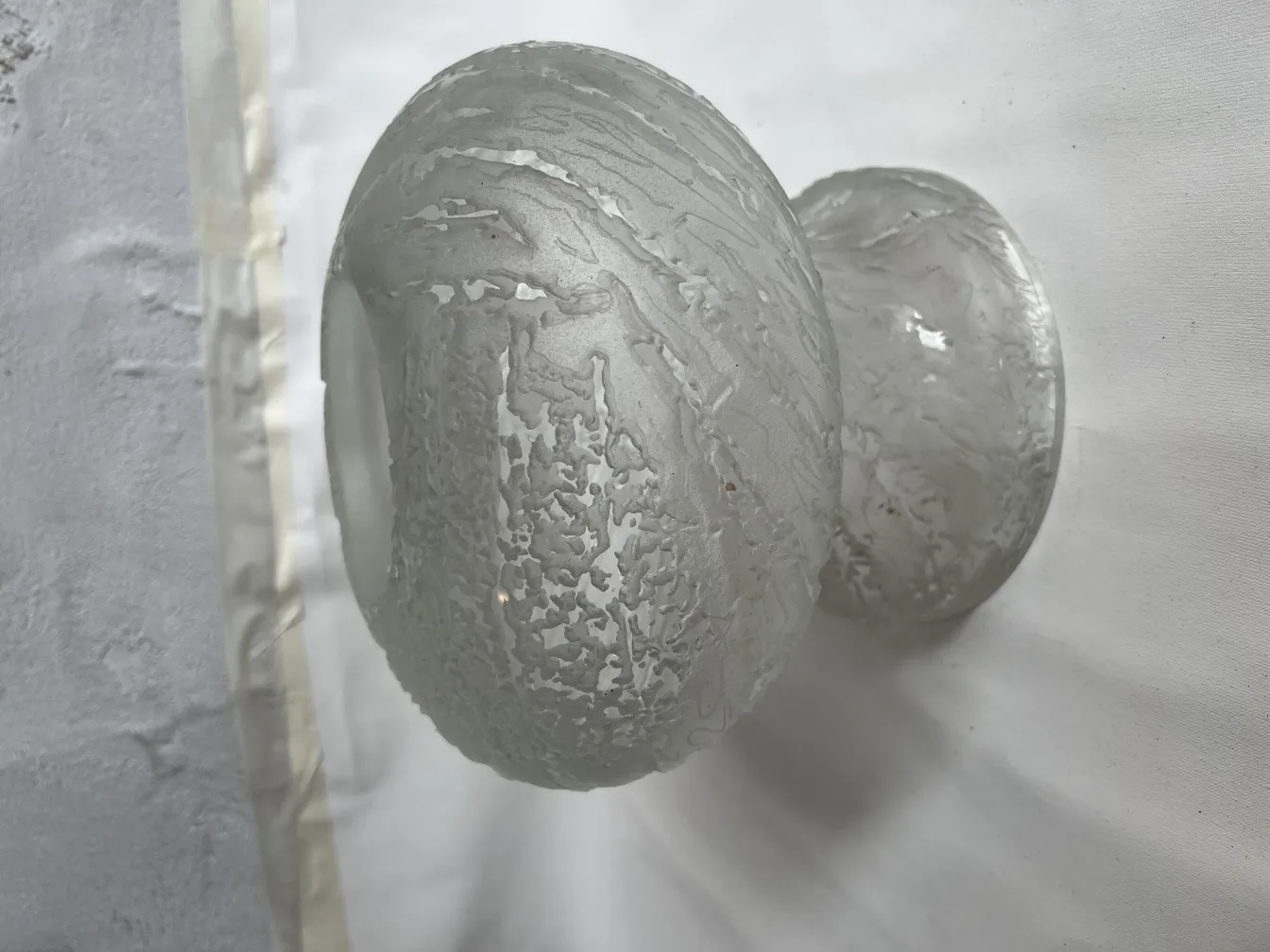 alte tischlampe mit transparentem design vor weißem hintergrund