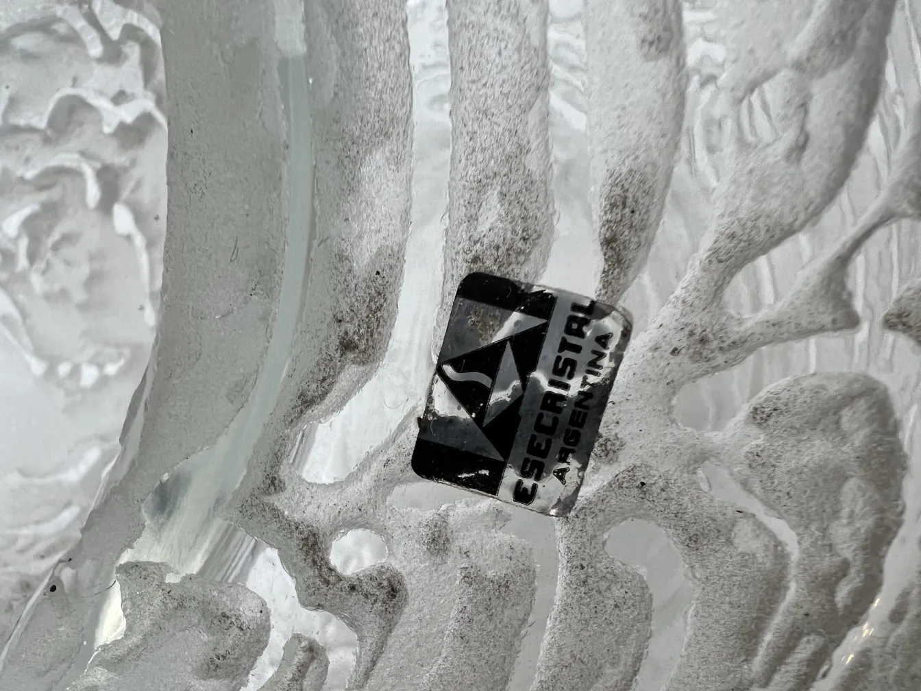 Antike Tischlampe mit filigranen Mustern, perfekt für die Dekoration.