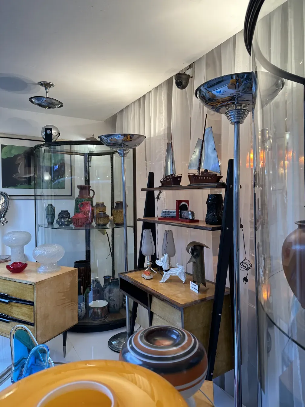 luminária de mesa antiga com design clássico e luz suave