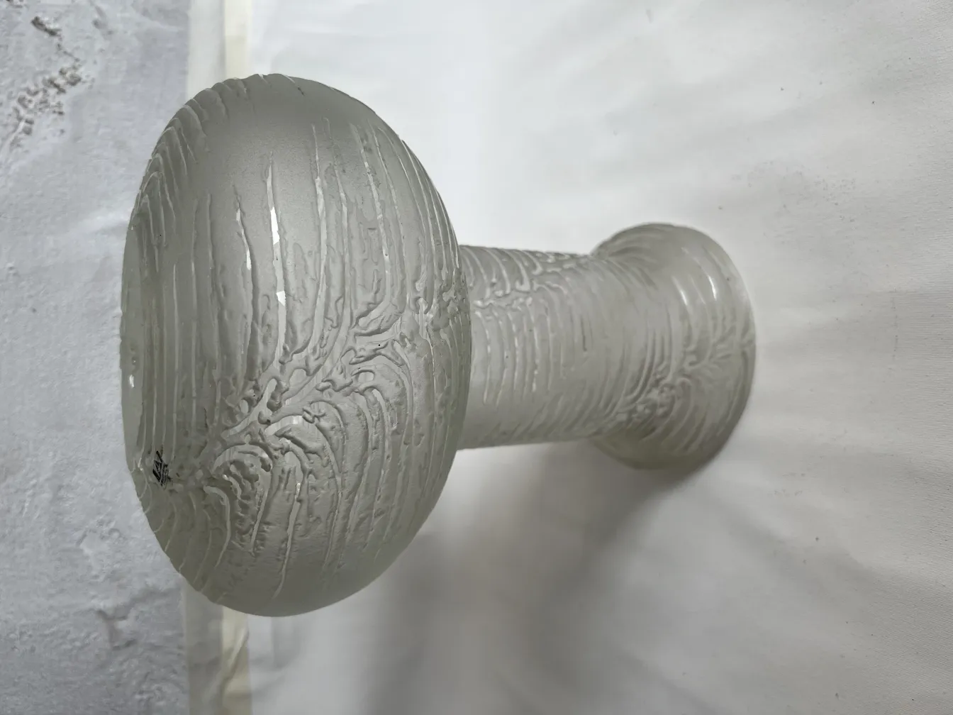 Alte Tischlampe mit strukturiertem Design und aufwändiger Basis.