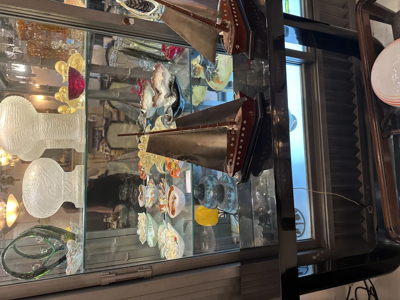 lampe de bureau antique avec détails décoratifs dans un cadre élégant